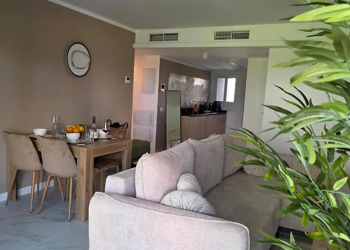 Lena , First Line And Bbq ,punta Prima, Posidonia 또레비에하