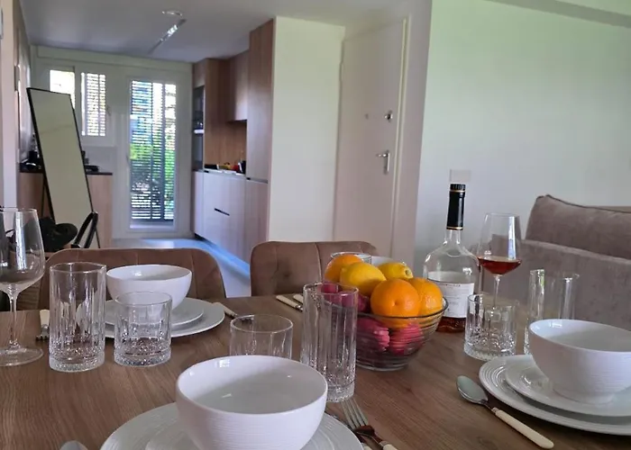 Lena , First Line And Bbq ,punta Prima, Posidonia 또레비에하